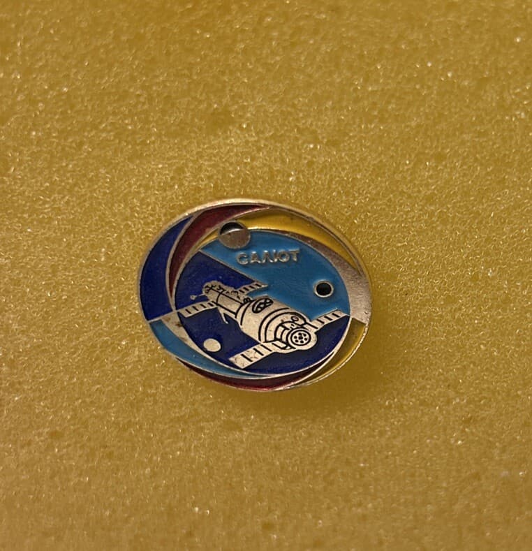 Vintage USSR Soviet Astronauts Space Cosmos Pin Badge “Salute” «Салют» 6