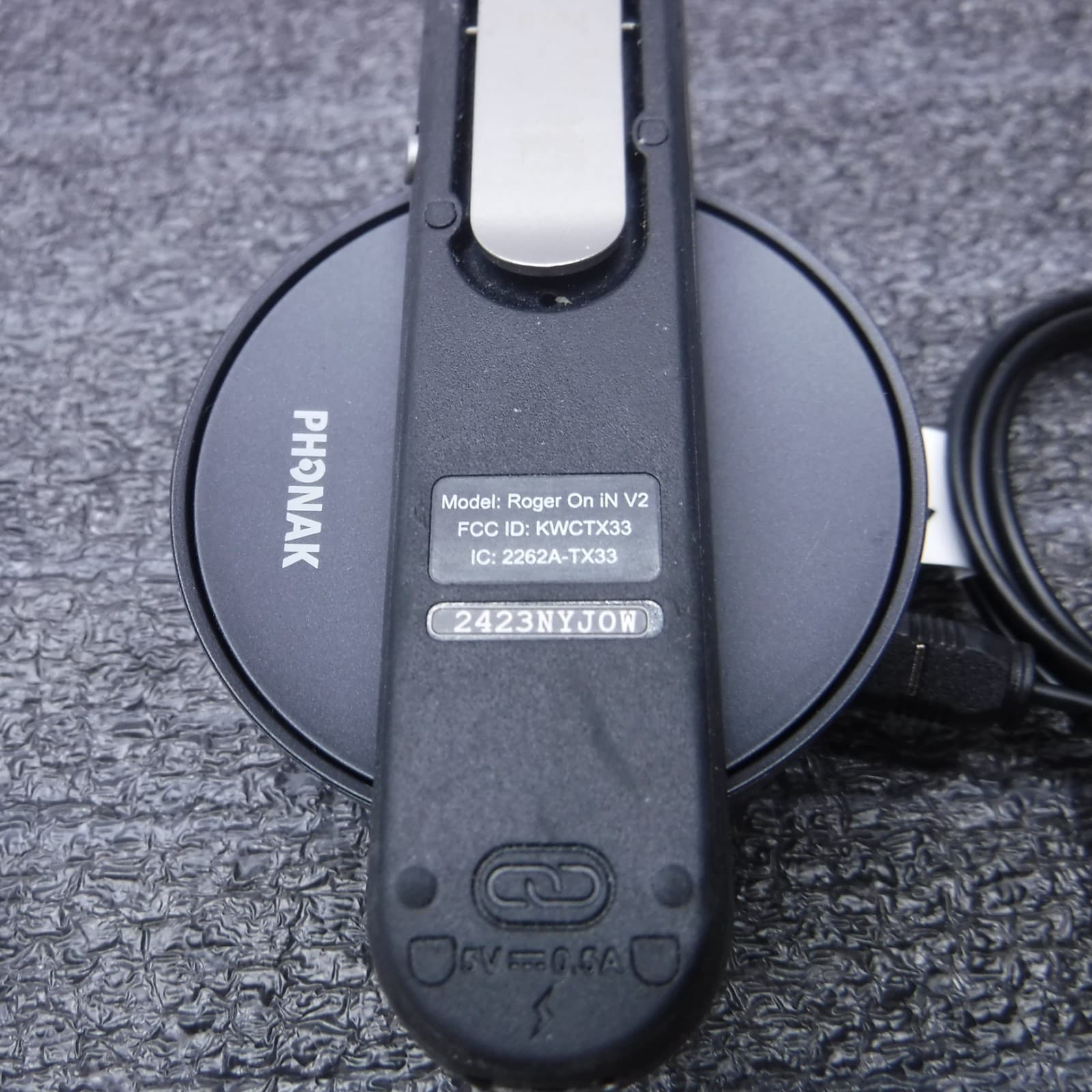 PHONAK ROGER On iN V2 MICROPHONE TRANSMITTER RECHARGEABLE W/BASE & COVER T13 E7 3