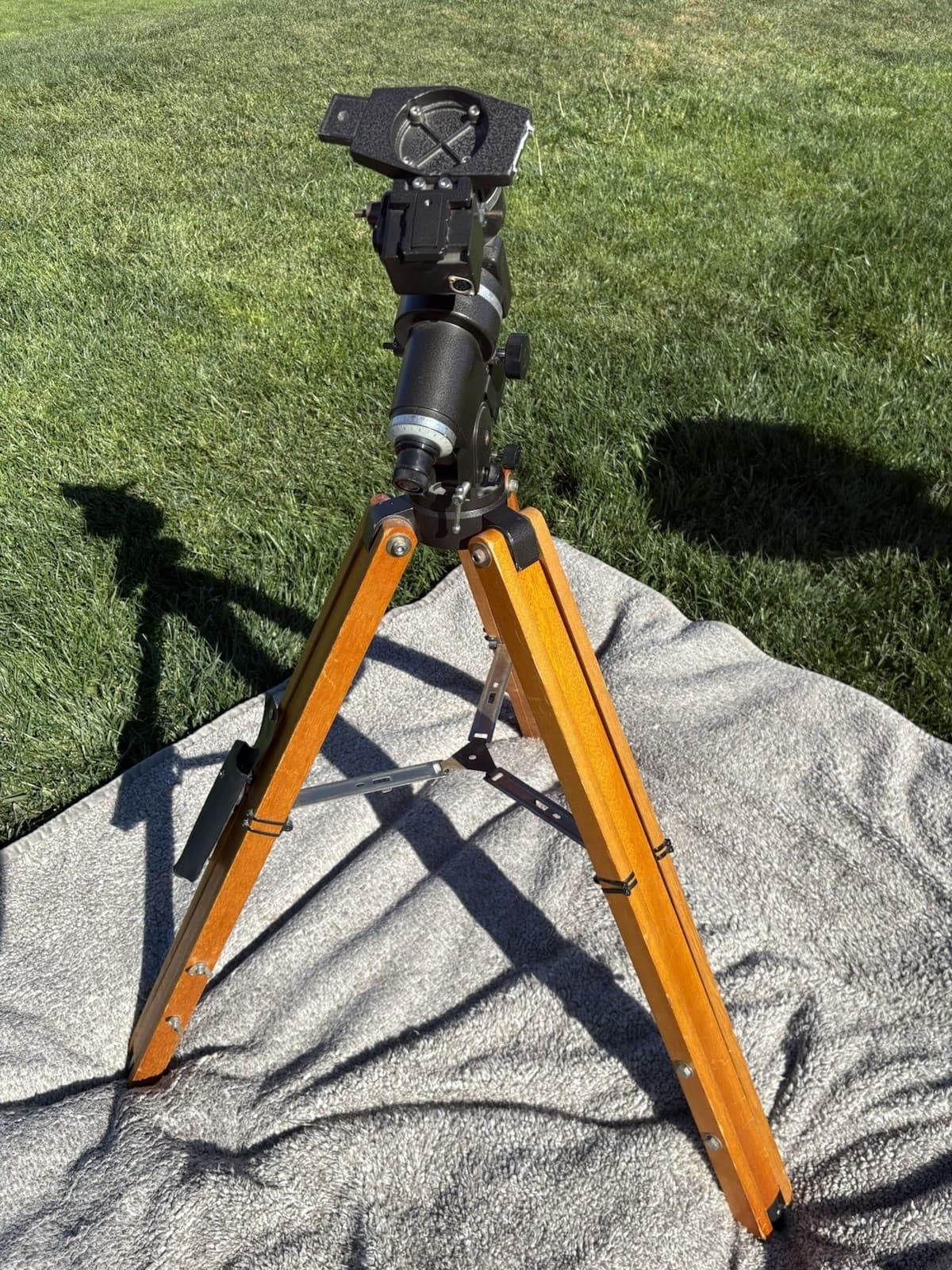Vixen/Celestron Equitorial Telescope Mount w/ Wooden Tripod - REPAIR READ DESC! 2