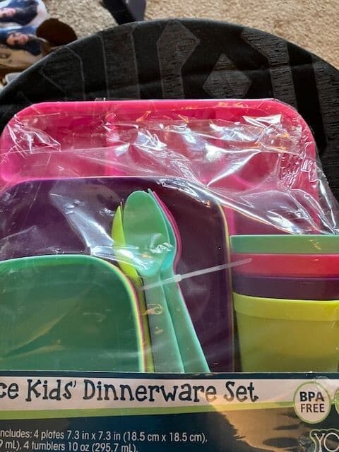 Your Zone Pinks 24-Piece Kids Dinnerware Set -NEW open box