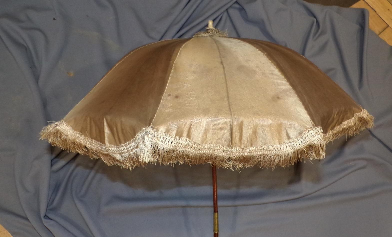 RARE ORIG VICTORIAN TAUPE SILK DAMASK COLLAPSIBLE FOLDING PARASOL DRESS GR8 COND 4