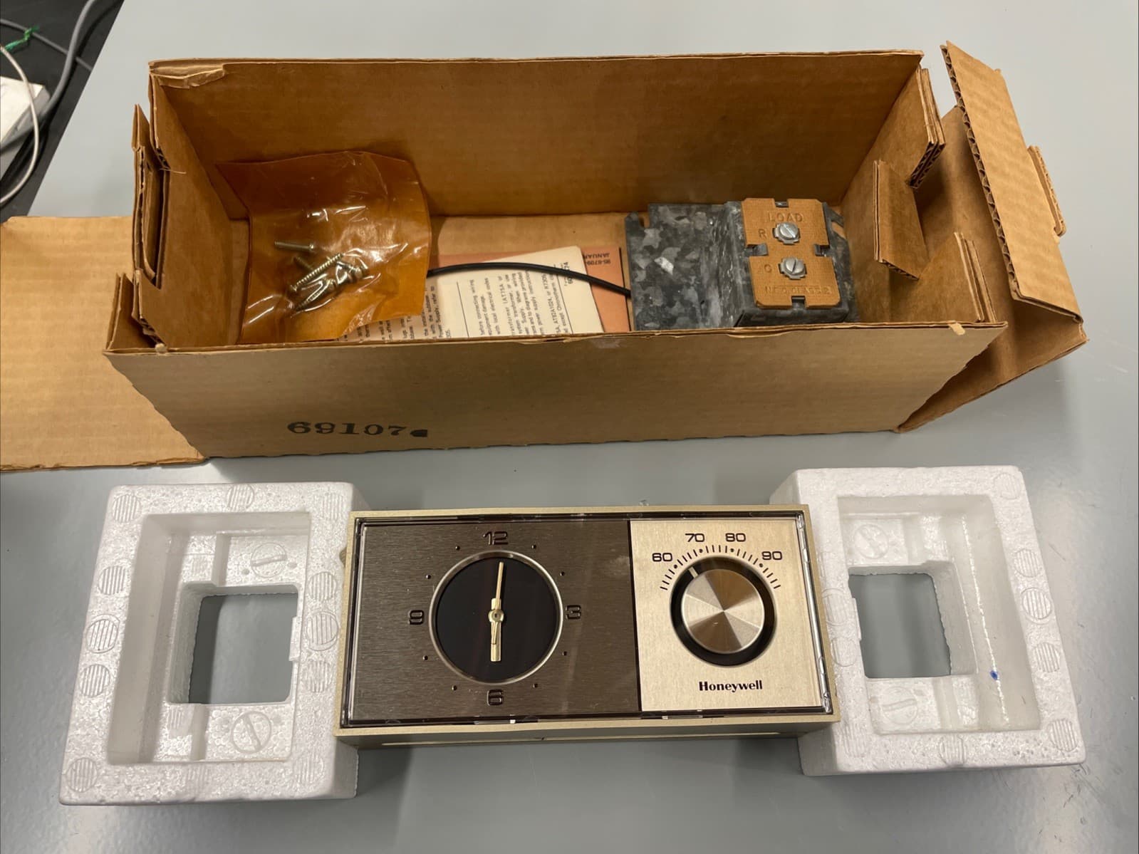 HONEYWELL CHRONOTHERM T882A 1013 VINTAGE Electric Clock THERMOSTAT 24V 54-86º