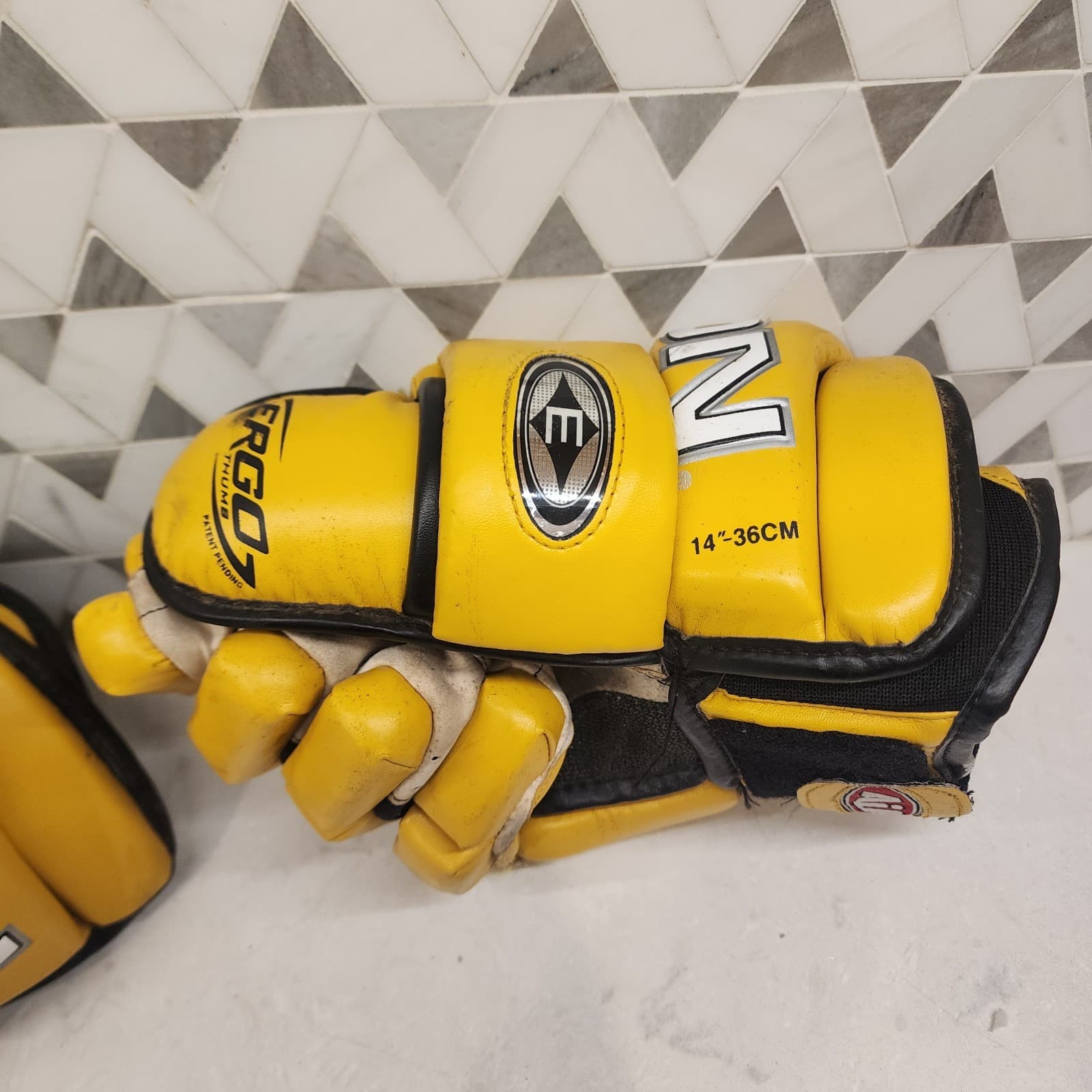 Vintage Easton Synergy Ergo Air Hockey Gloves 14"-36cm Seniors Glove Yellow 6