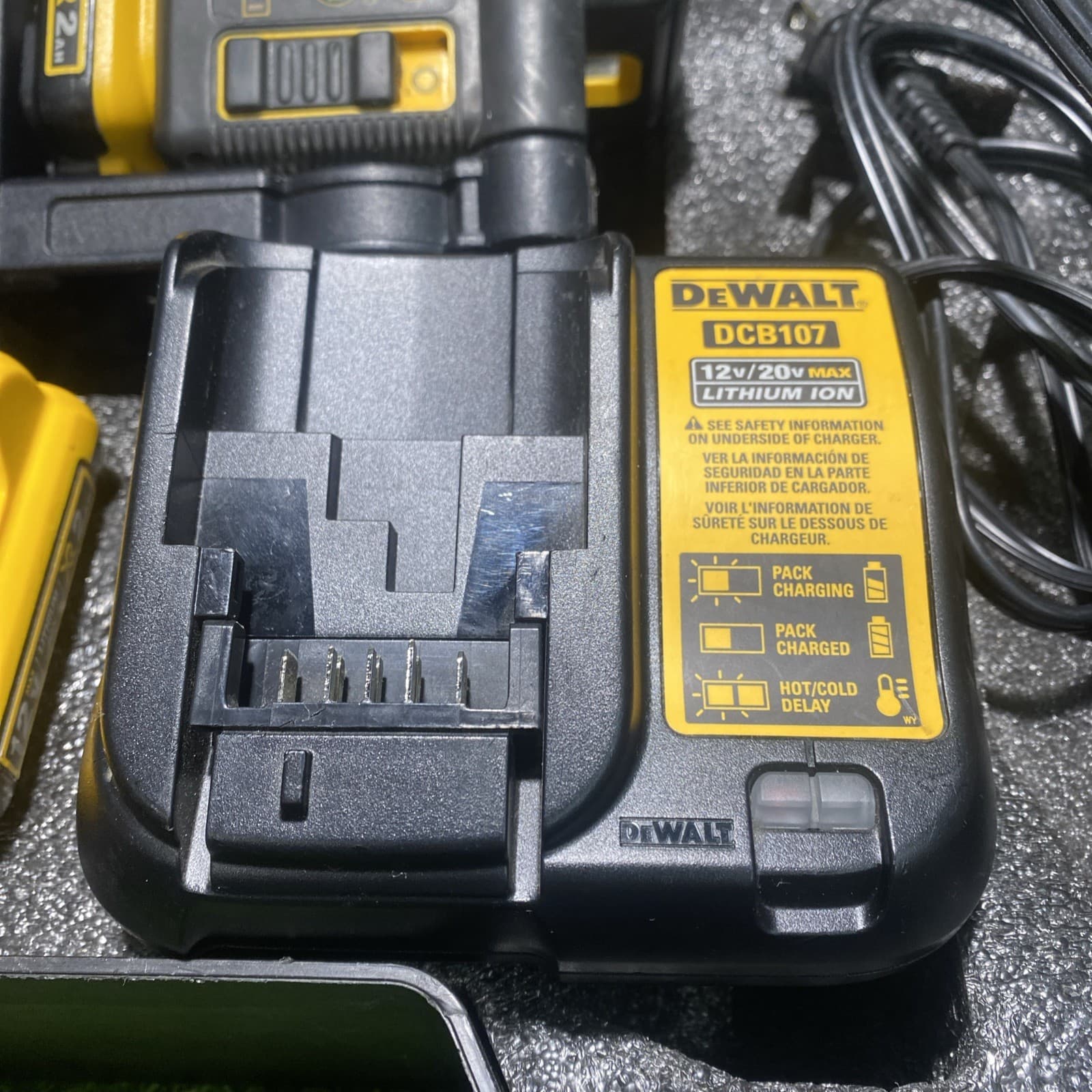 DeWALT DW0822LG 12V 2-Spot Cross Line Green Laser DCB107 Charger DCB127 Battery 2