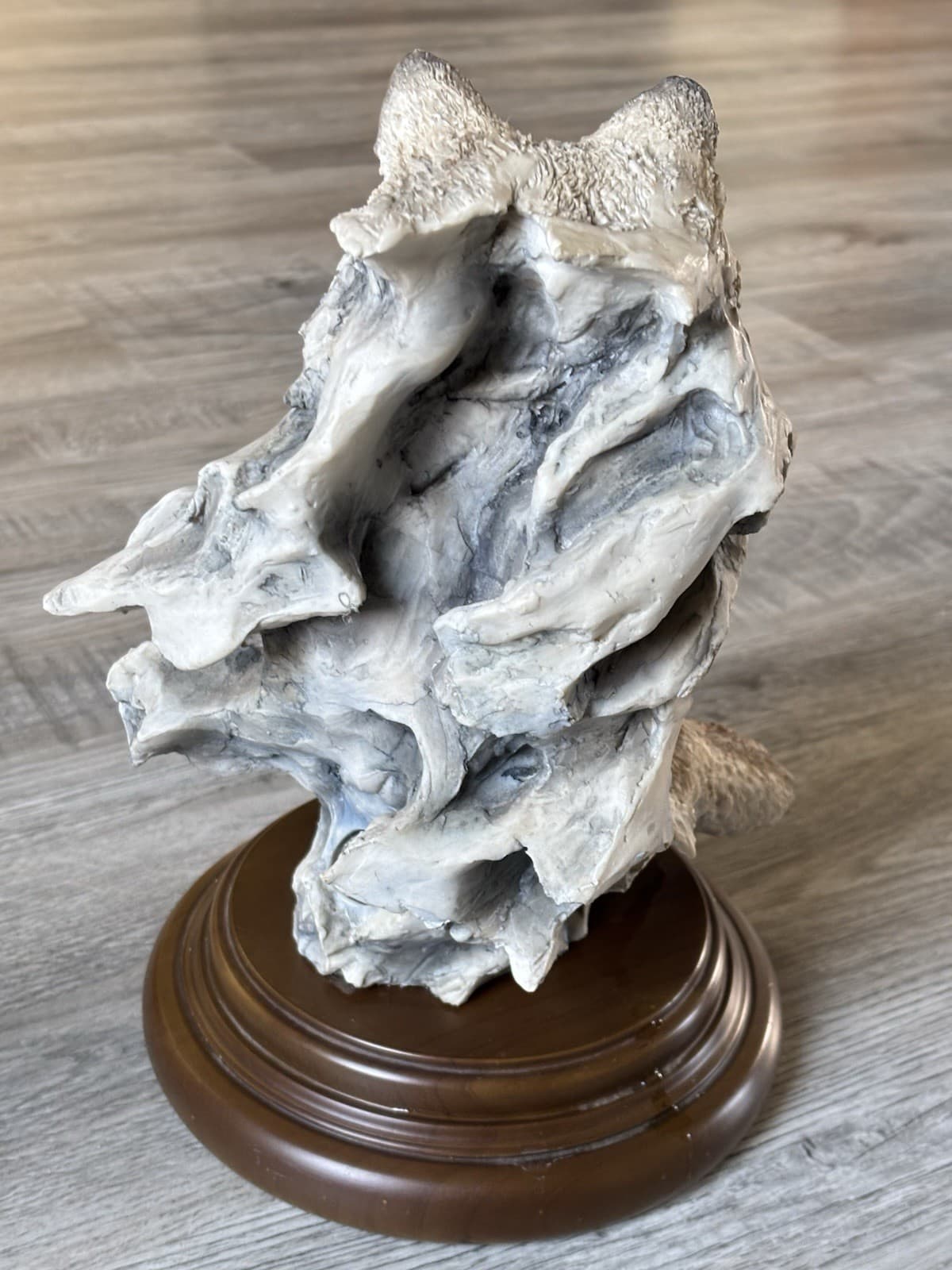 Vintage sculpture of a wolf and two wolf cubs by Mill Creek Studios.1999 5