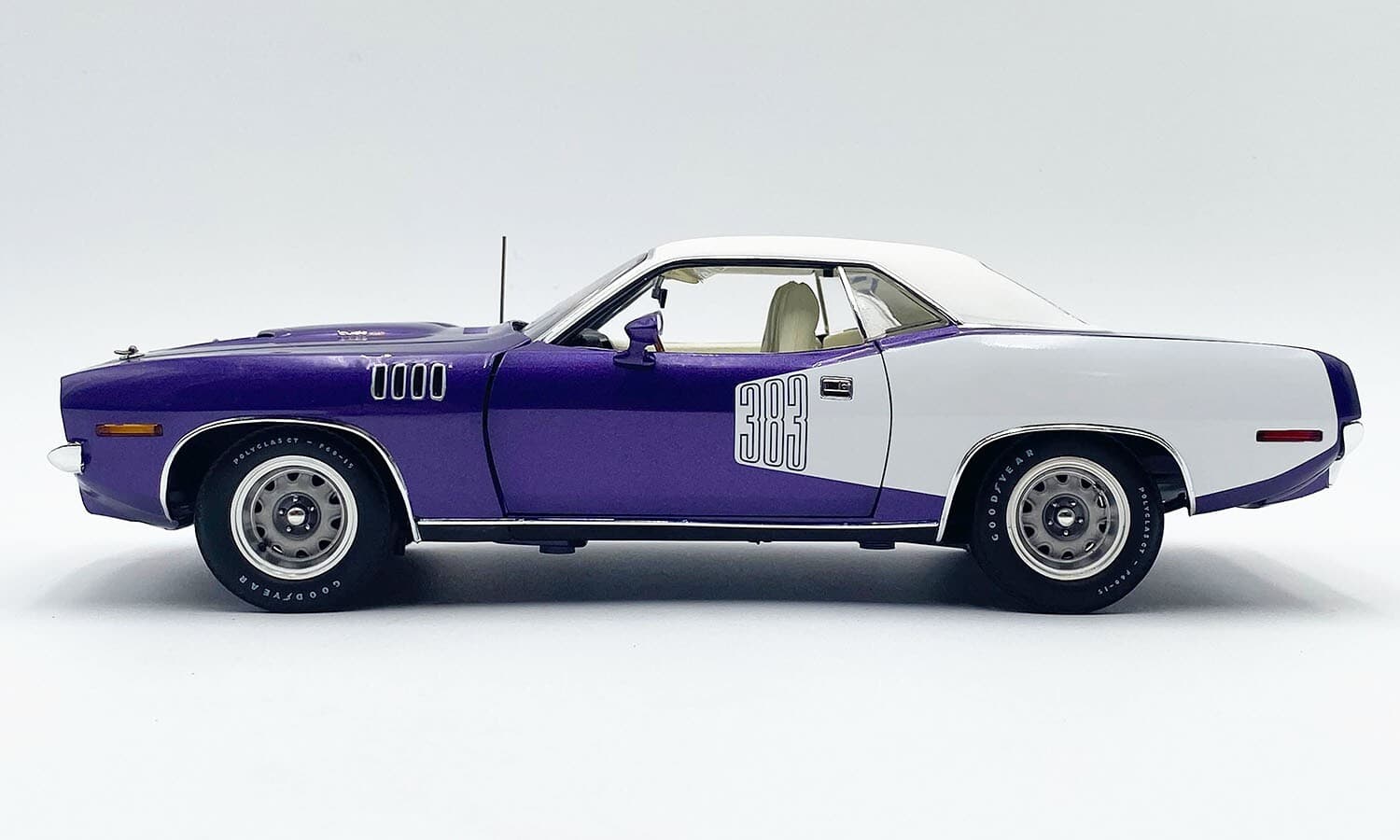 ACME A1806135VT 1:18 1971 PLYMOUTH CUDA (IN-VIOLET) VINYL TOP 2