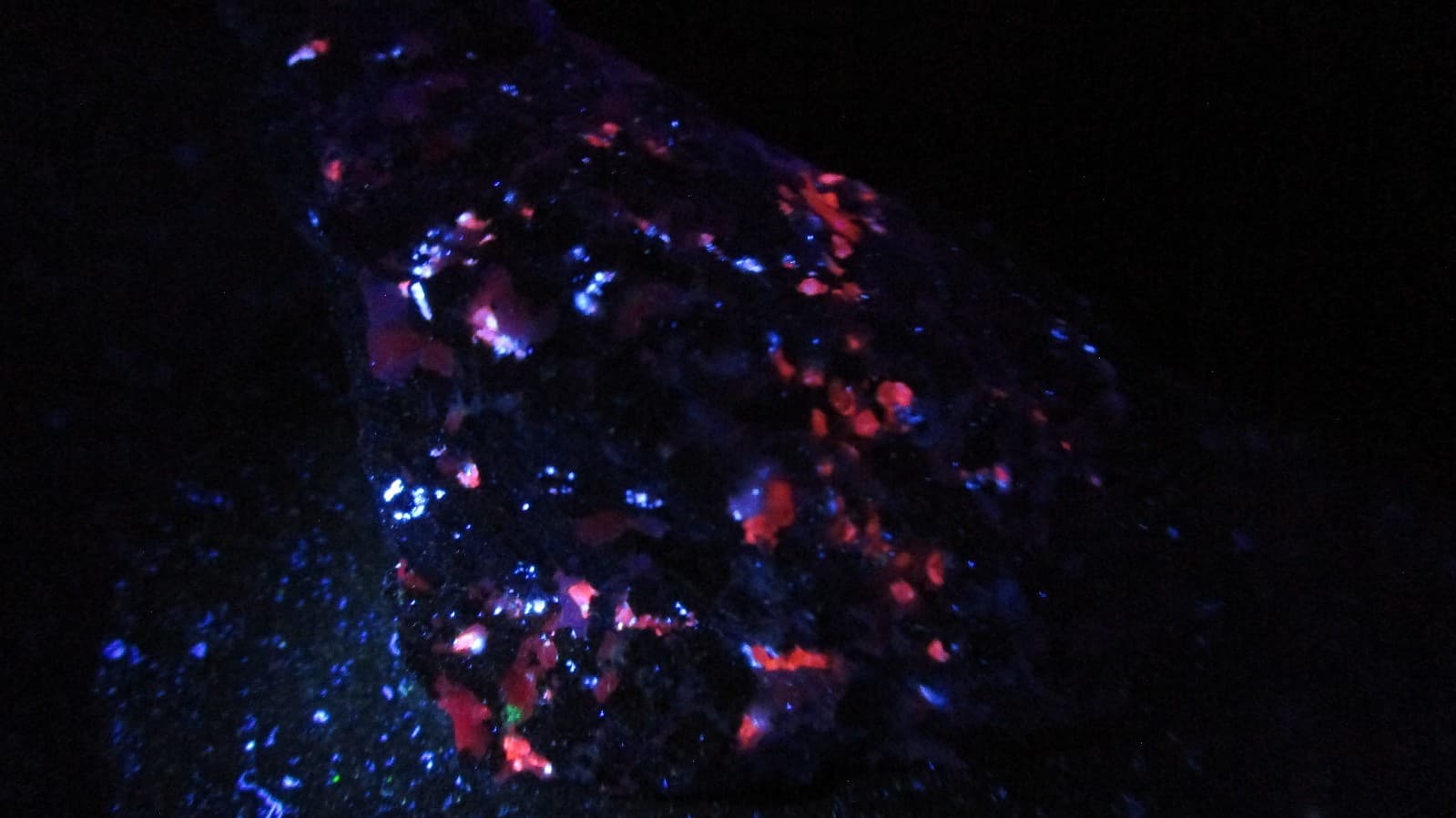 Fluorescent Cleiophane and Calcite mineral rock T4 2
