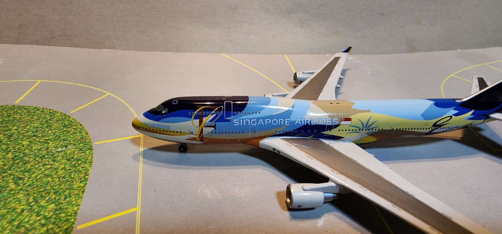 SJSIA037 SINGAPORE "TROPICAL" 747-400 (REG 9V-SPK) 1:500 SCALE DIECAST MODEL 3