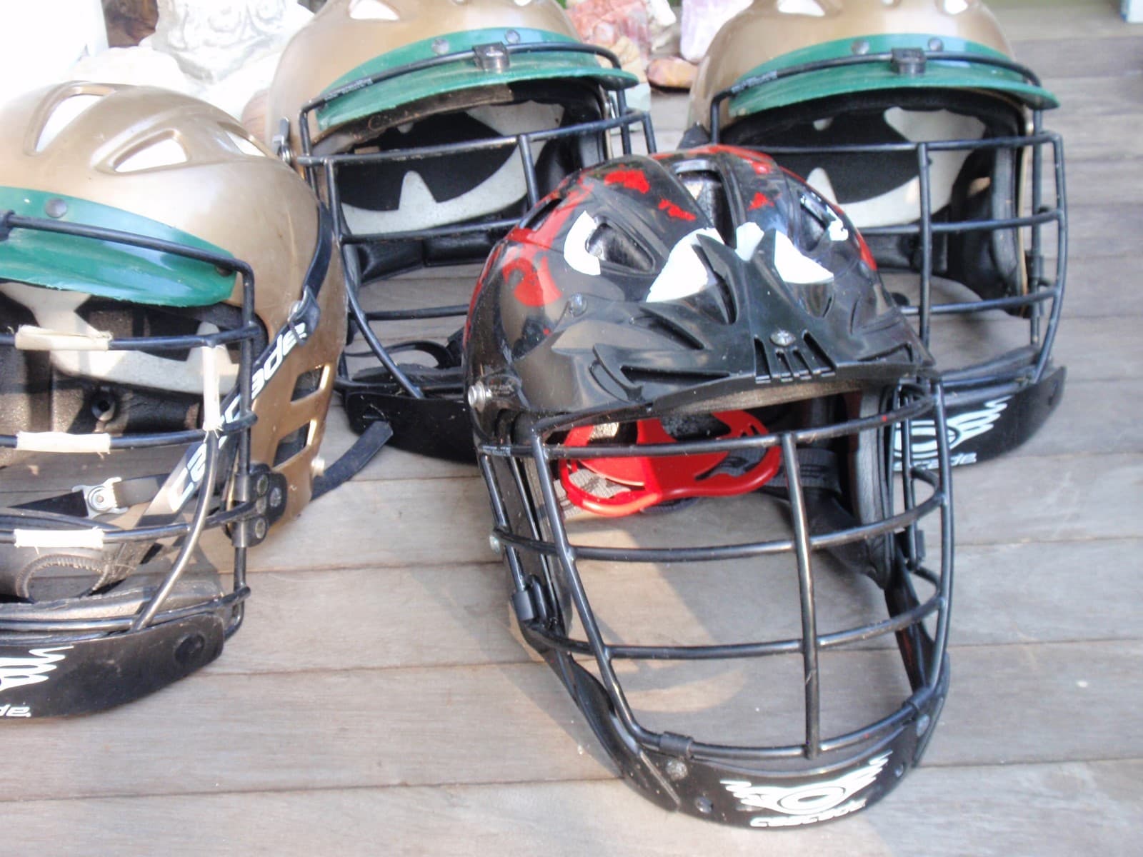 LOT OF 4 LACROSSE HELMETS CASCADE 3 MEDIUM SIZE 9 - 1 SIZE  LARGE CLH2 3