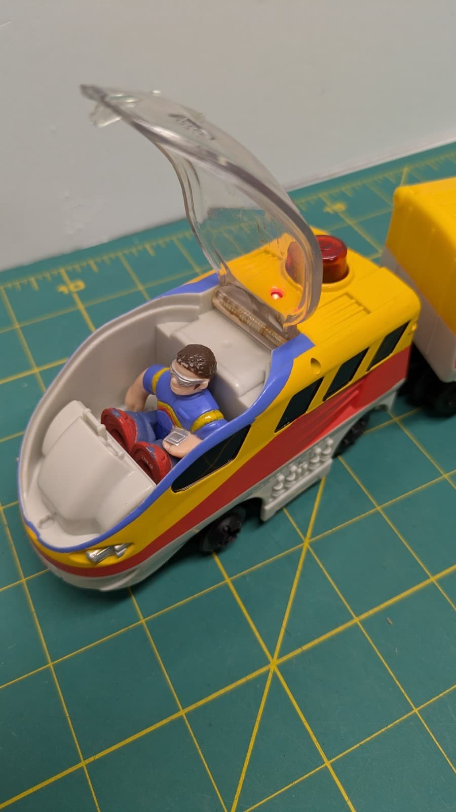 Fisher Price GeoTrax Grand Central Station Yellow Train Engine Remote & Figure 2