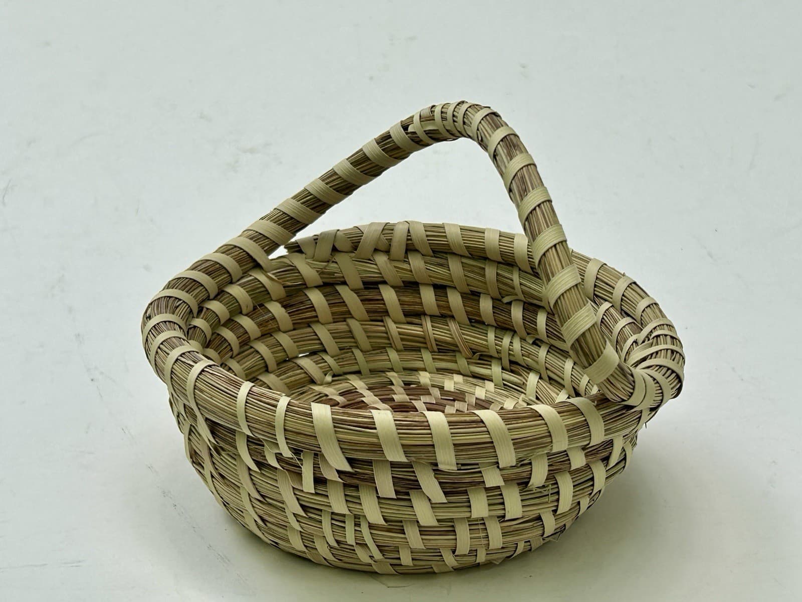 Charleston Gullah Sweetgrass Handmade Round Small Basket  w/ Handle 4" H 6" D 2
