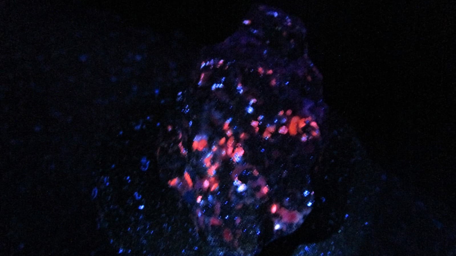 Fluorescent Cleiophane and Calcite mineral rock T4 4