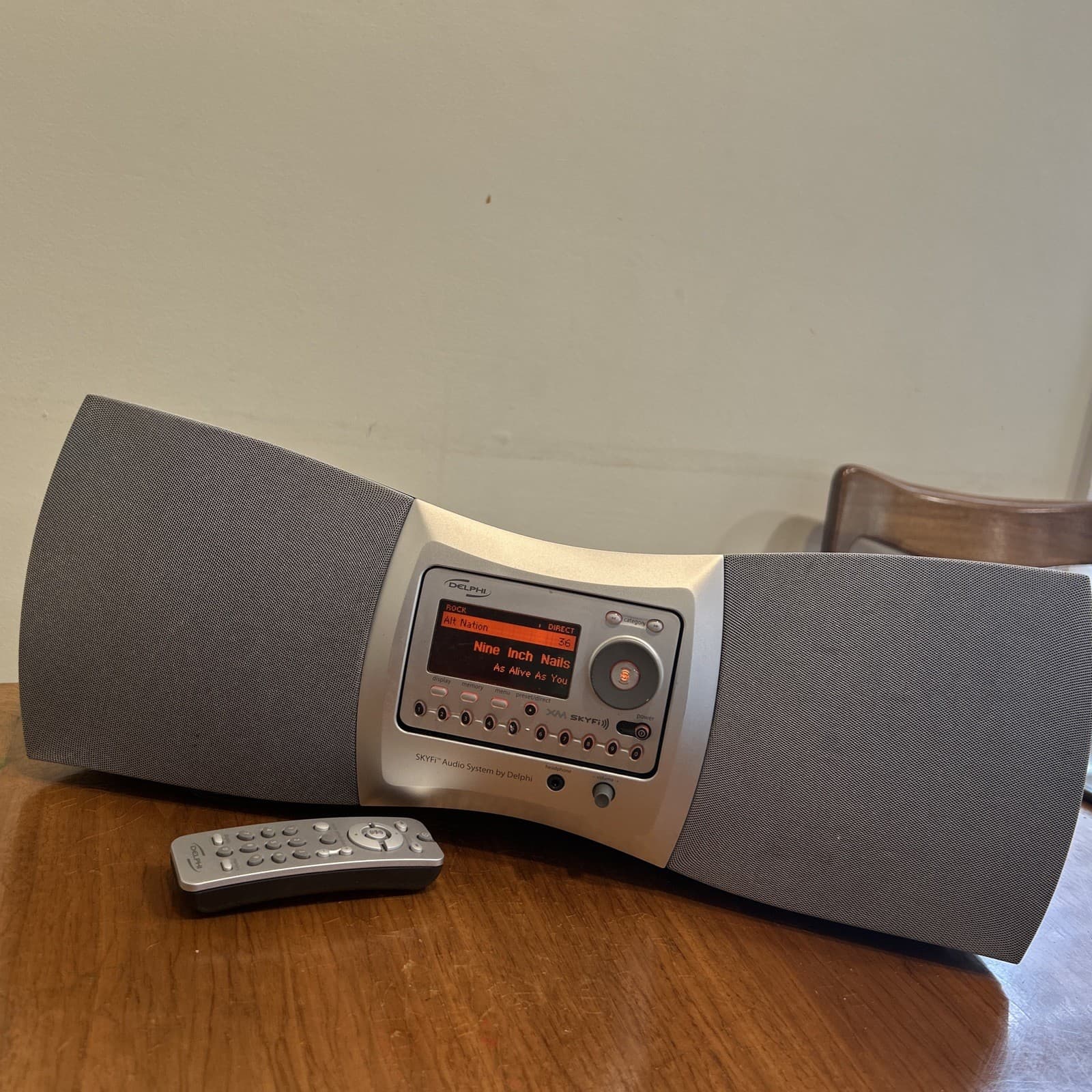 Delphi SkyFi SA10000 Sirius XM Satellite Radio Boombox with Active Lifetime Sub