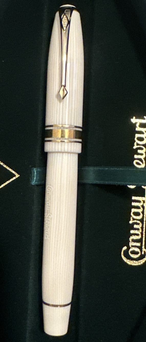 Conway Stewart 100 Series Cream Casein W/Gold Trim Fountain Pen Fine Nib 117/300