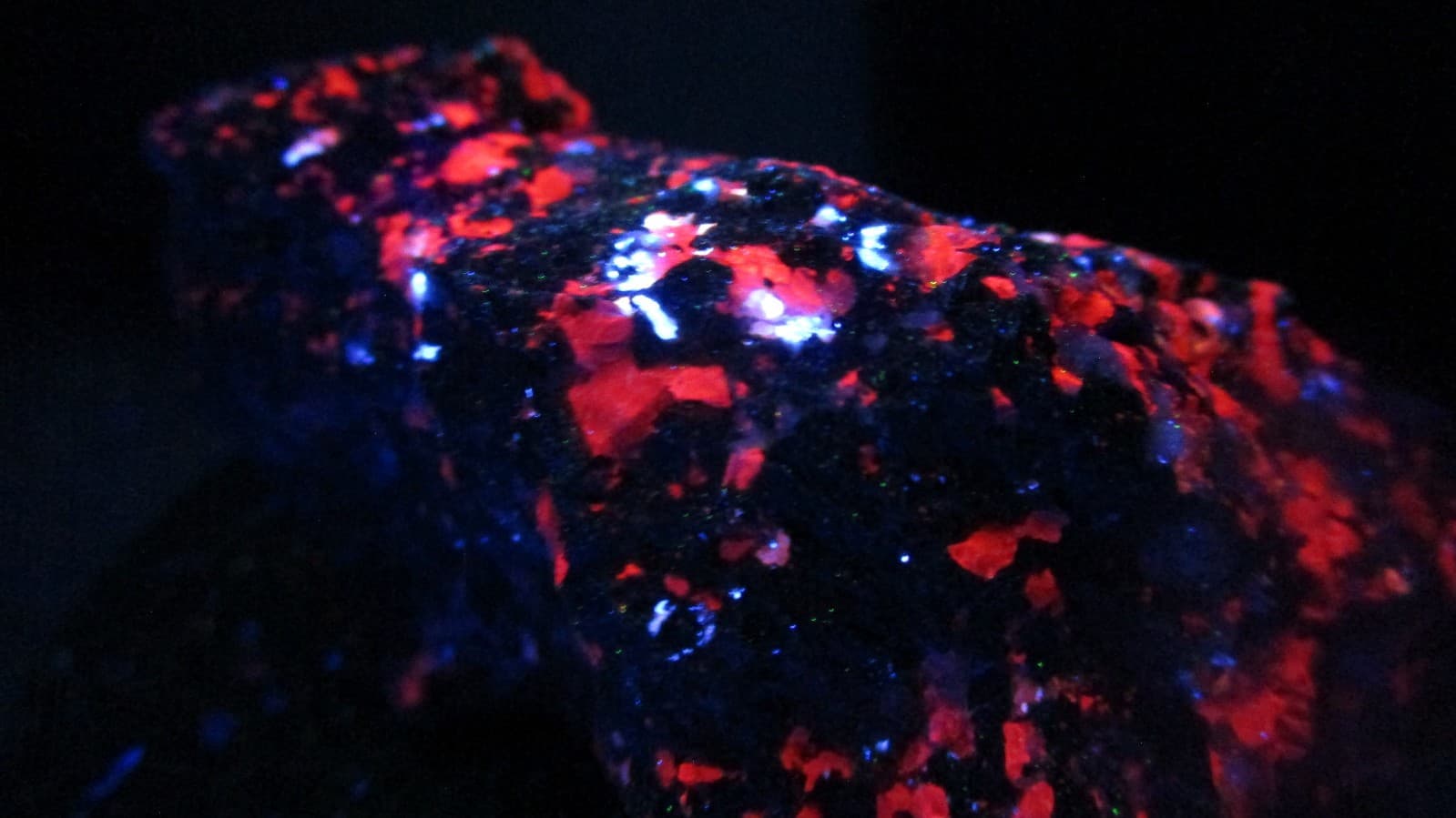 Fluorescent Cleiophane and Calcite mineral rock T4 5