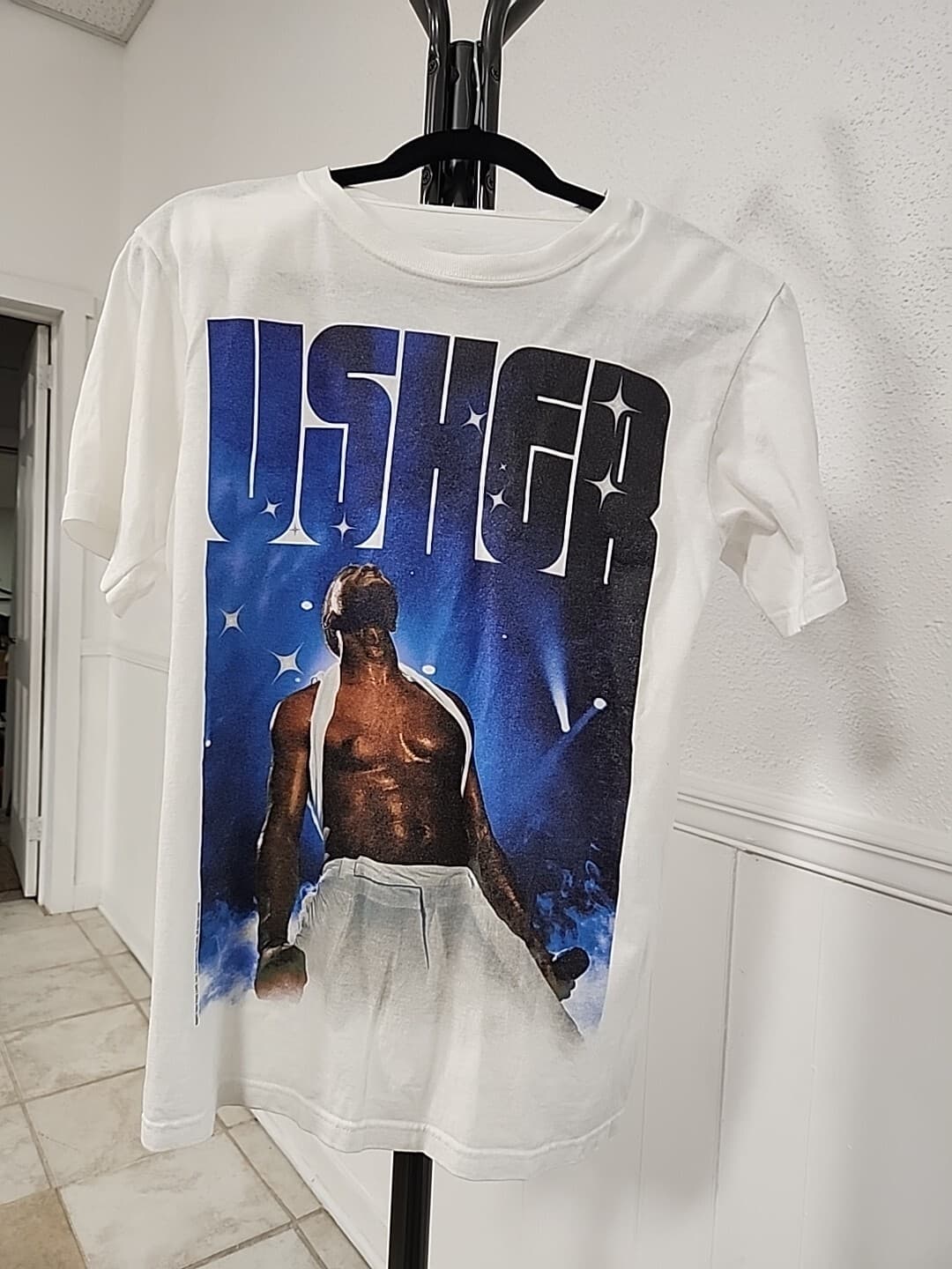Usher Unisex 2011 OMG Tour Concert White Graphic T-Shirt Small/Medium