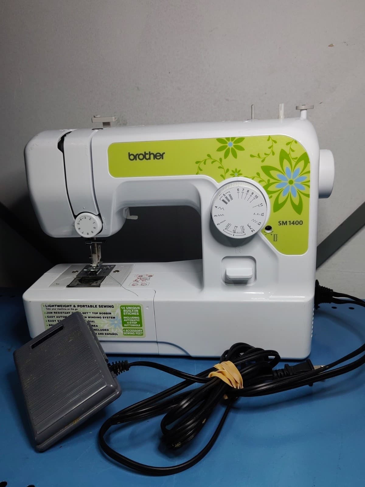 Brother SM1400 14-Stitch Sewing Machine 2