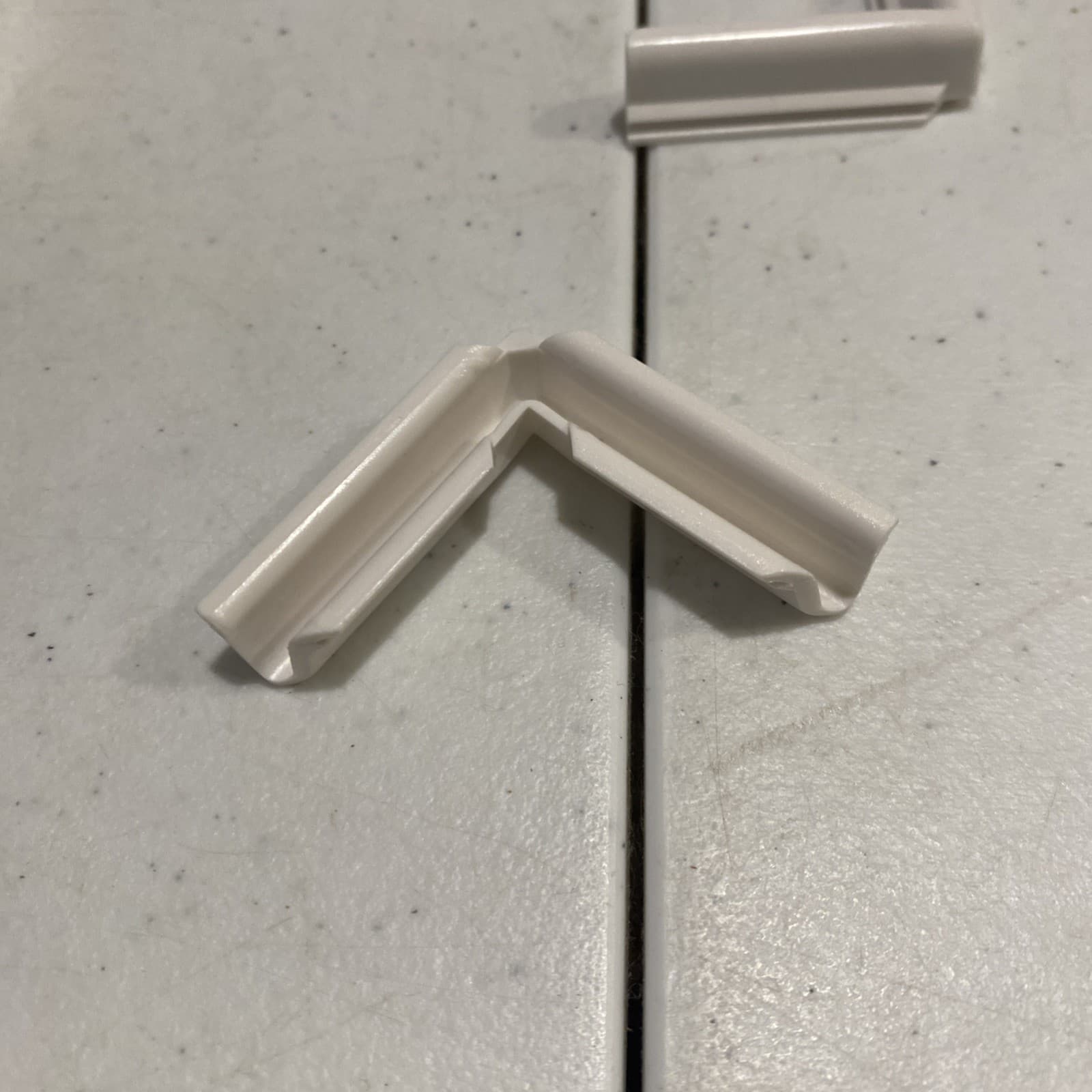 BUILD and BATTEN Corner Connector Hardware Unfinished Polystyrene  4