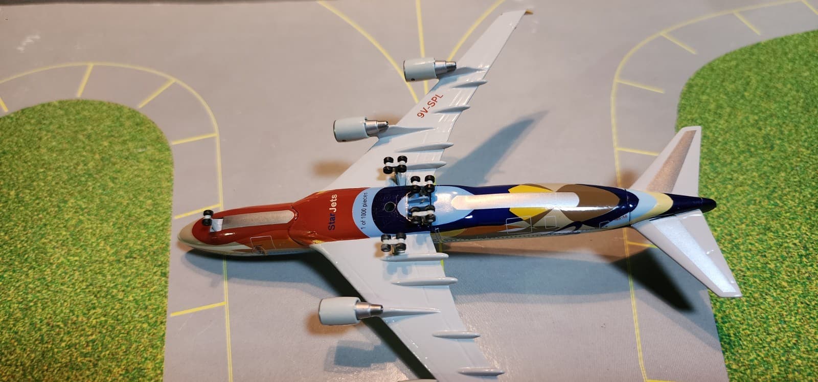 SJSIA037B SINGAPORE "TROPICAL SCHEME" 747-400 (9V-SPL) 1:500 SCALE DIECAST MODEL 5