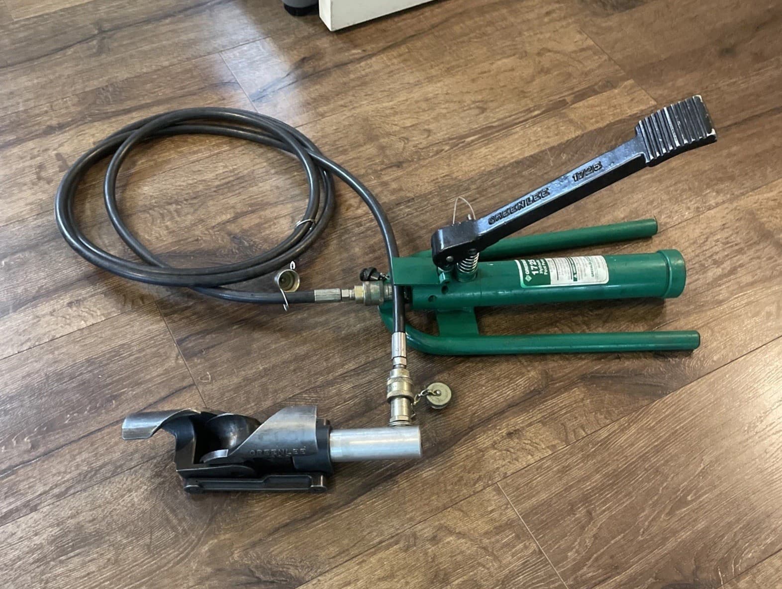 Greenlee 800 Hydraulic cable bender With 1725 foot pump 350 MCM - 1000 MCM