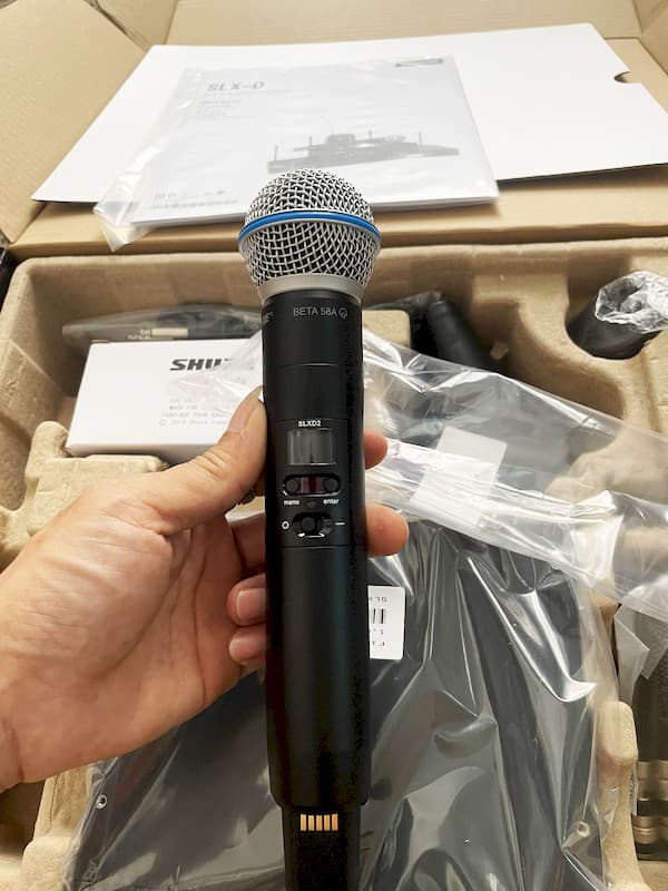 New Handheld Wireless Vocal System w/ BETA58 Microphones Express SLXD4/Beta58A 6