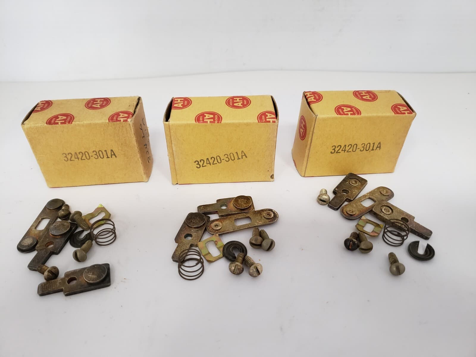 ARROW HART 32420-301A CONTACT KIT (LOT OF 3) NIB 2