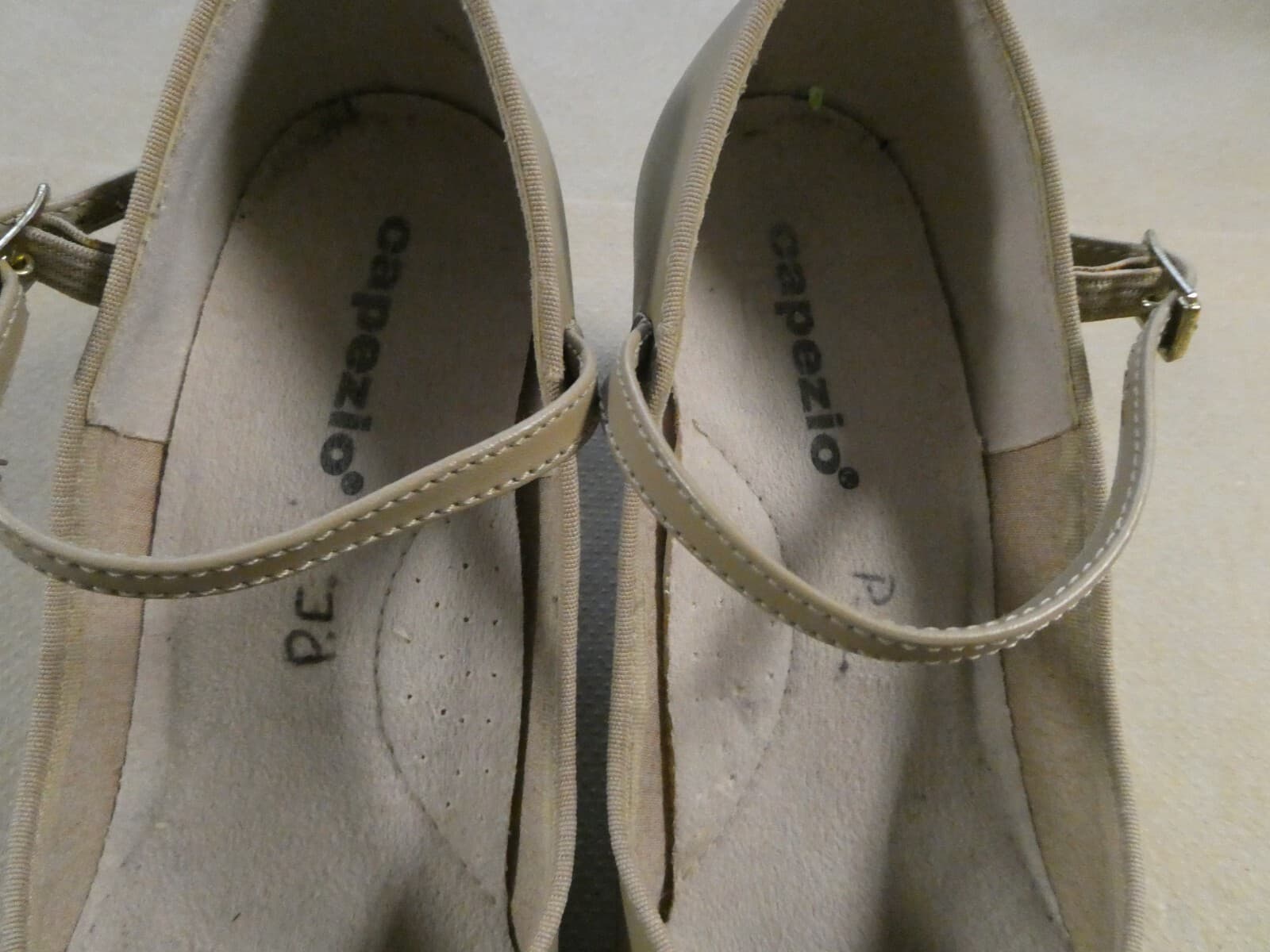 Capezio Character Shoes Dance Tan 550 2" Heel Buckle Size 7M EUC 3