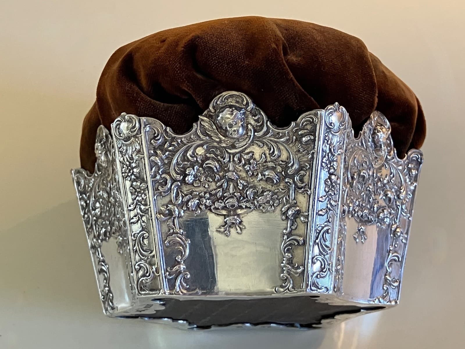 ANTIQUE 1897 LRG STERLING SILVER CHERUB REPOUSSE PIN CUSHION LONDON CROWN SHAPE