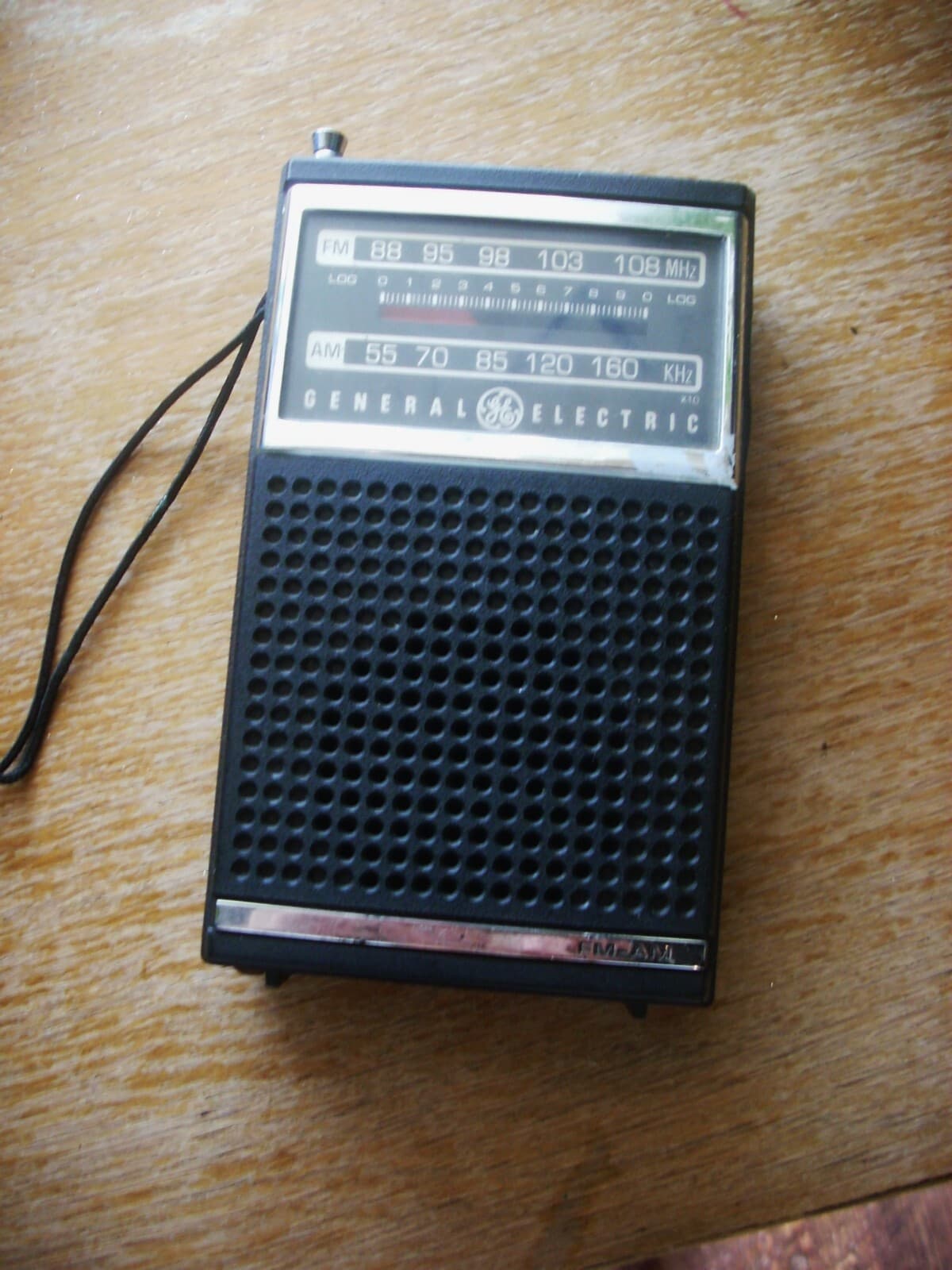 GENERAL ELECTRIC Model No. 7-2500B Hong Kong FM-AM Transistor Radio Works well 3