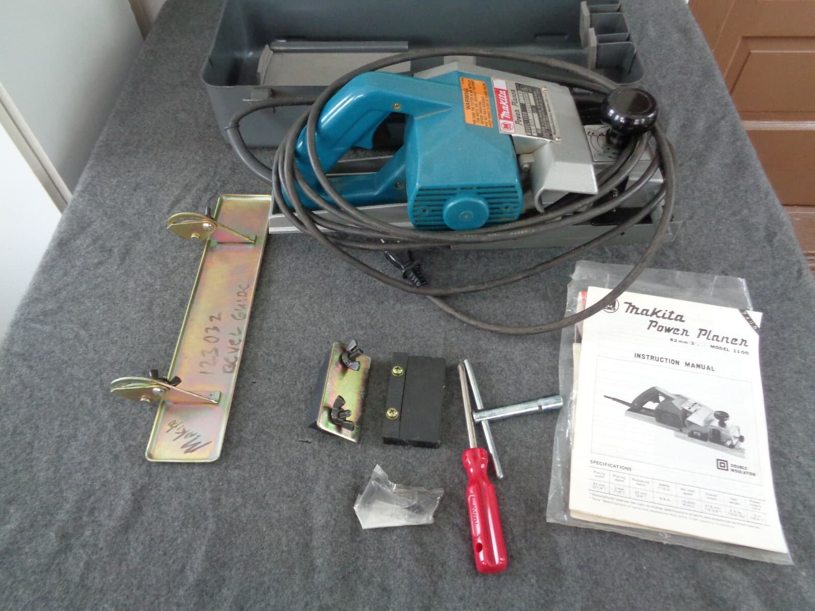 Makita Power Planer Model 1100 w/ Metal Box & Accessories - Japan
