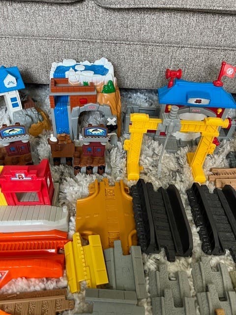 Fisher Price GeoTrax Train Toy Large 192 Piece Lot Track  Accessories Buildings 6