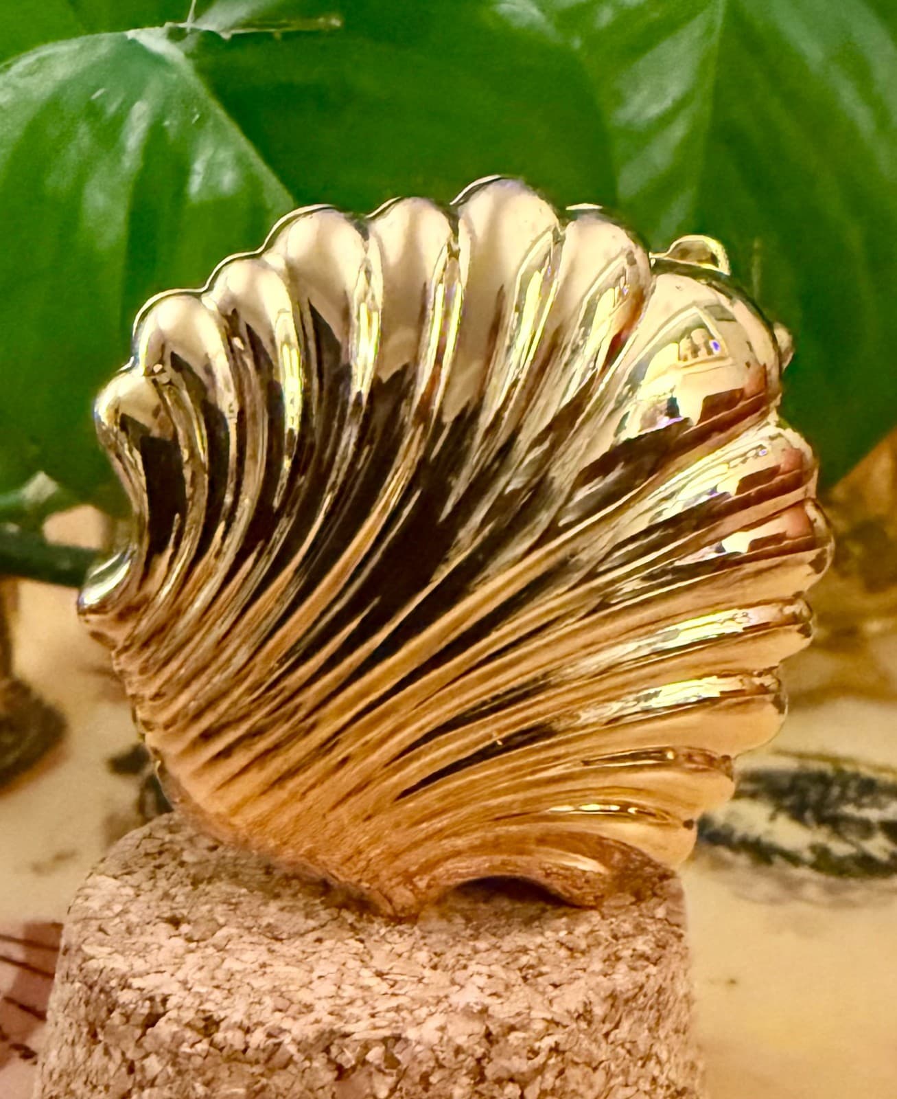 Estee Lauder Gold Tone Scalloped Sea Shell Solid Perfume Compact Vintage