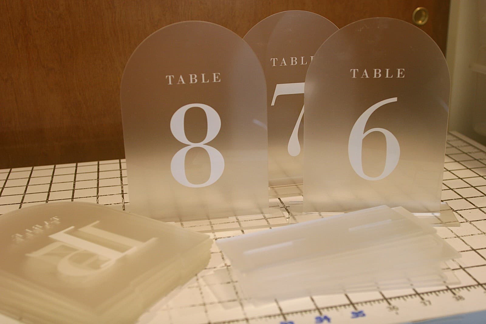 UNIQOOO White Arch Wedding Table Numbers w/ Stands 1-15 5x7 Acrylic Signs 4