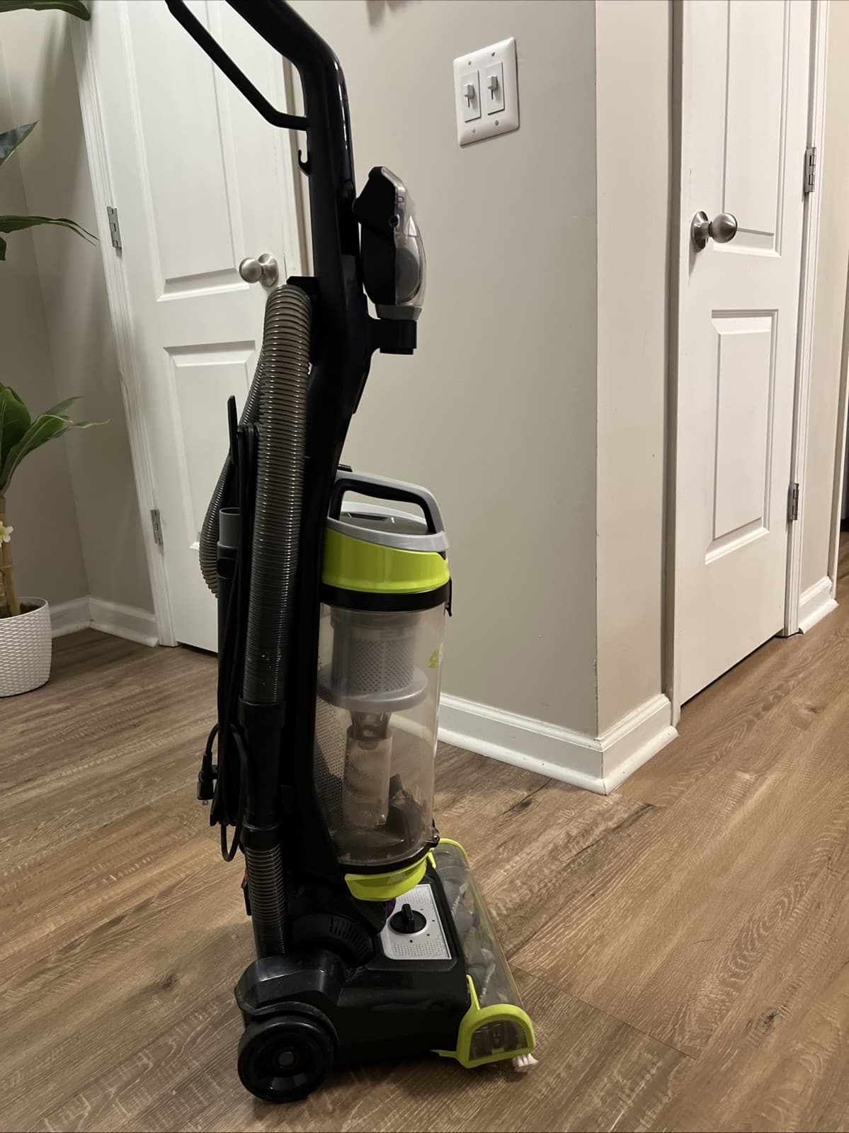 Bissell  2252 Vacuum Cleaner Used Only Once 2