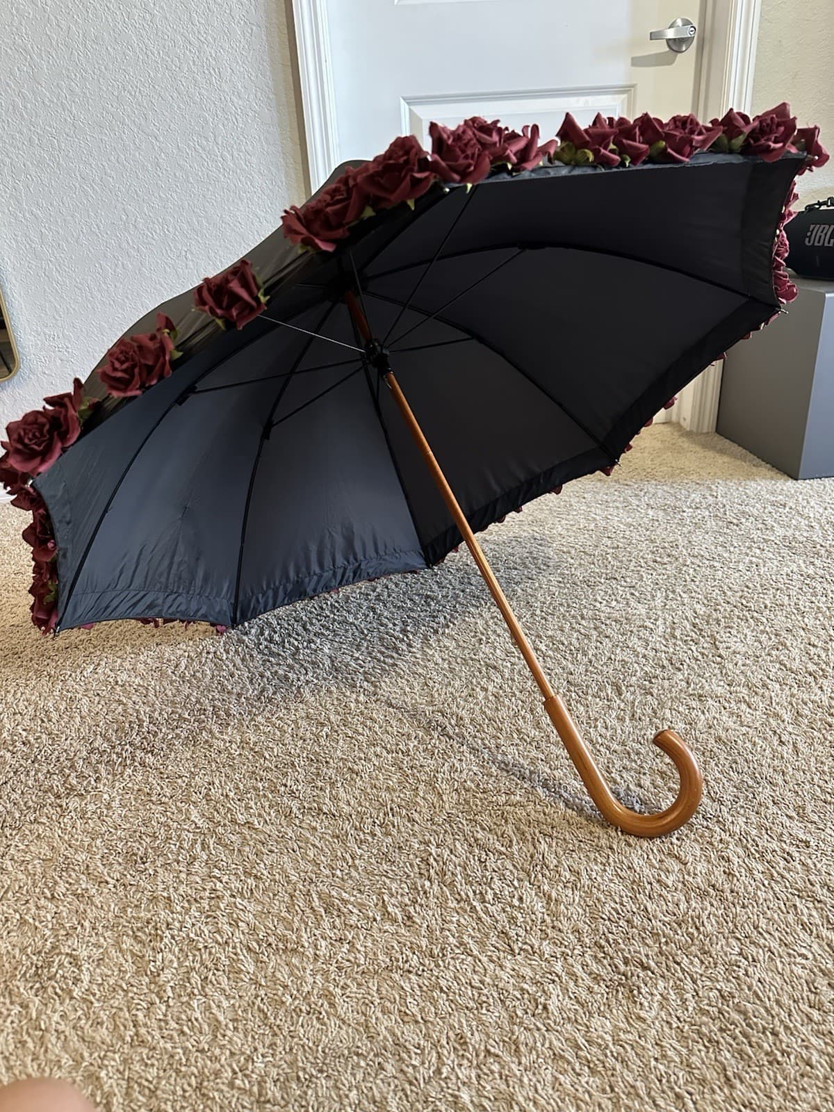Black Umbrella with Burgundy Roses & Wooden Handle – Vintage Romantic Style 2