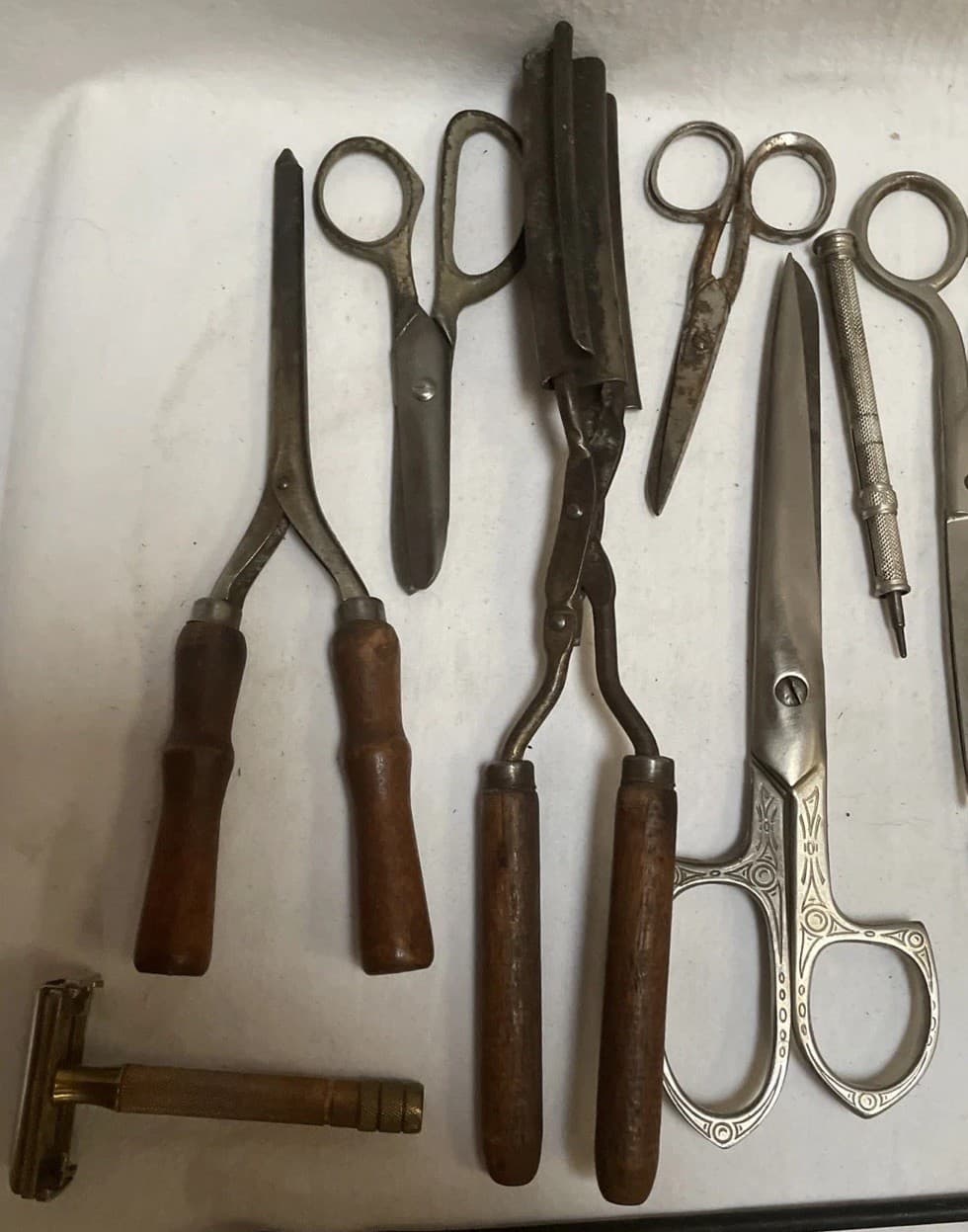 VINTAGE 20’s TO 50'S BARBER LOT OF SCISSORS/SHEARS & MISC. ITEMS - FROM ESTATE 3