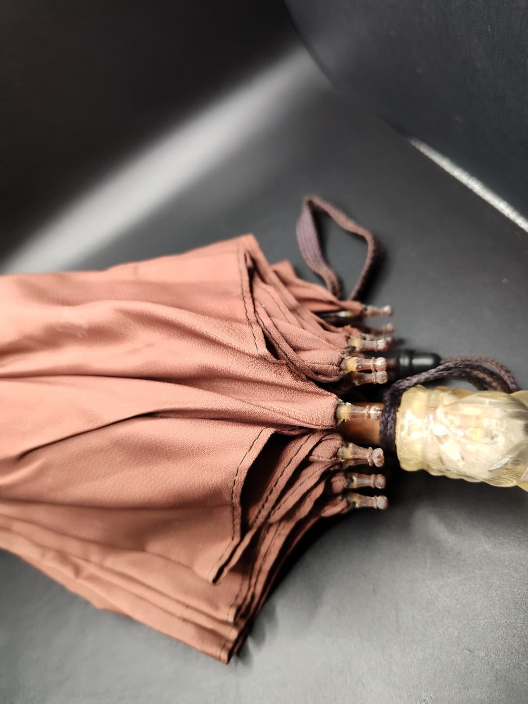 Vintage Umbrella with Carved Lucite Handle in Good Working Condition Brown 3