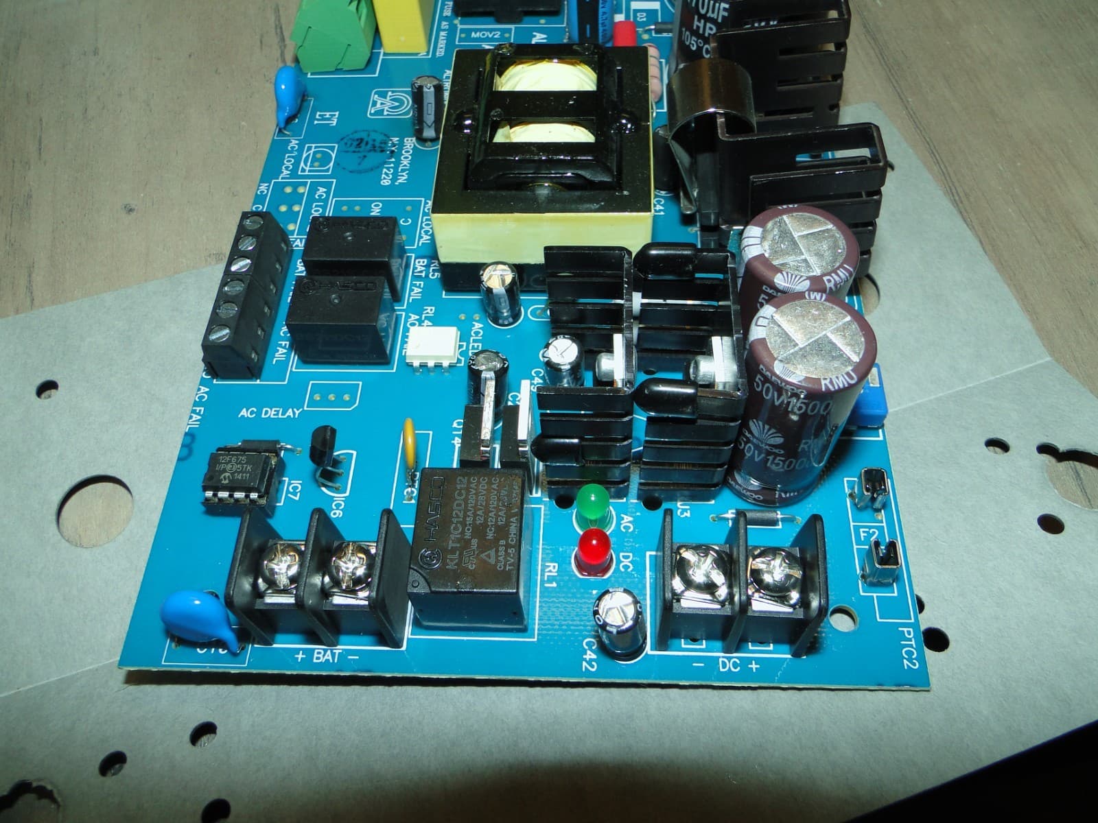 Altronix AL1012ULXB Power Supply Charger, Single Fused Output, 12VDC at 10A READ 5