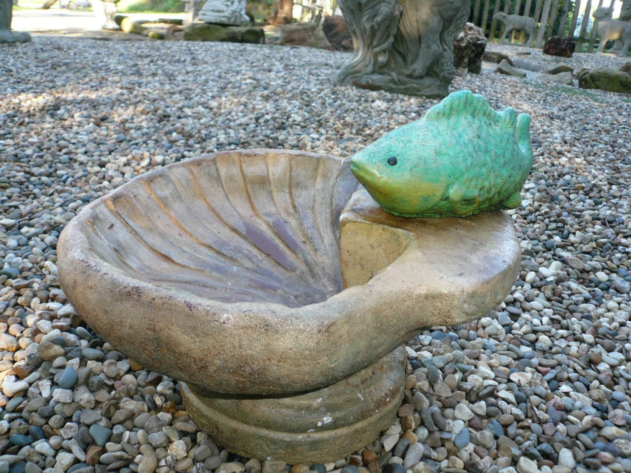 EXQUISITE WEATHERED VINTAGE CEMENT/CONCRETE SHELL TABLETOP BIRDBATH & GREEN FISH 5