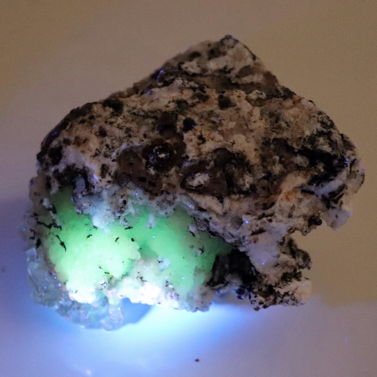 Fluorescent Mineral Specimen: Hyalite Opal and Chalcedony from Mexico (OPA41) 2