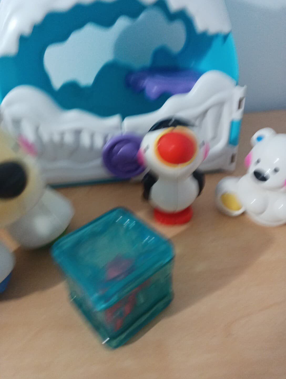 Fisher Price Amazing Animals Arctic  Friends Mother & Baby Polar Bears w Penguin 3