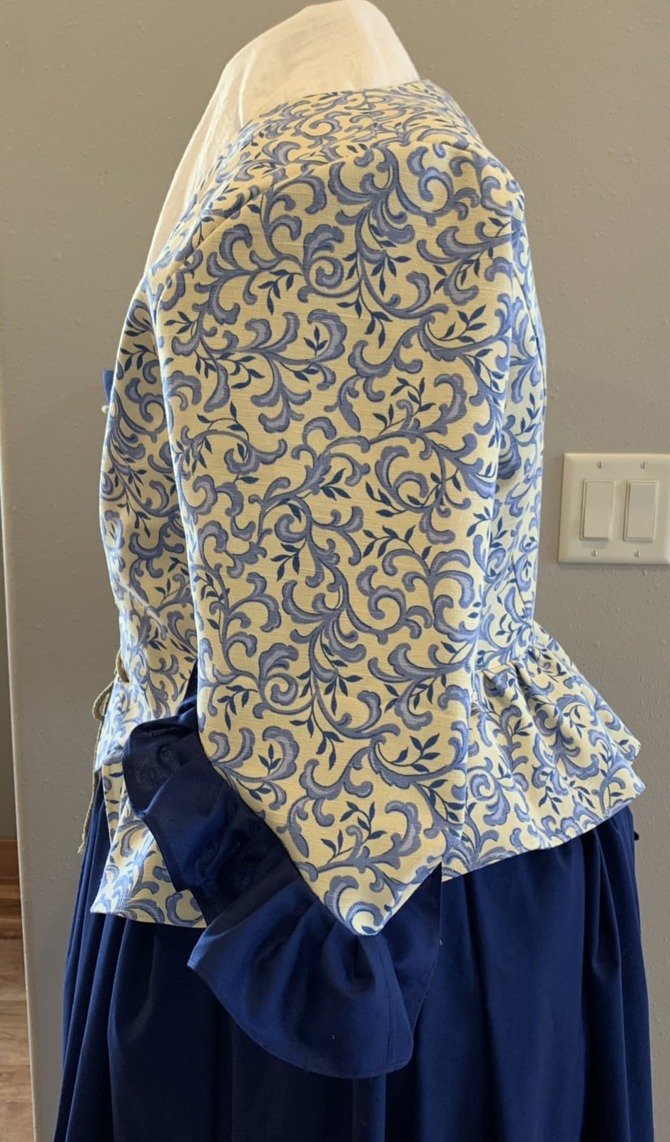 XXL Outlander Bodice. Pirate, Colonial, Rev War, Ren Faire. Scroll Floral. NWOT 2