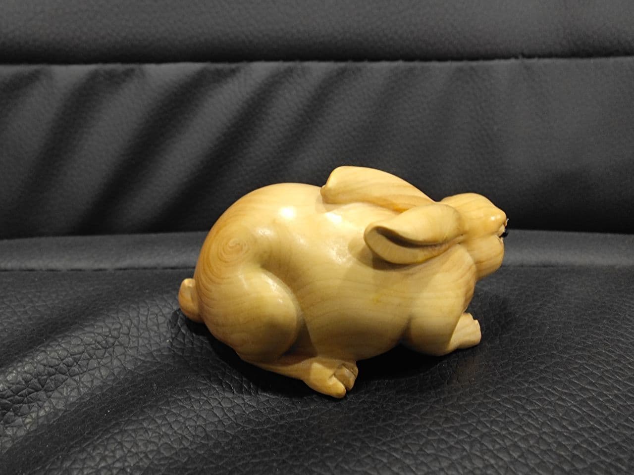 2 " Hand Carved Boxwood Netsuke : Pretty Rabbit 3