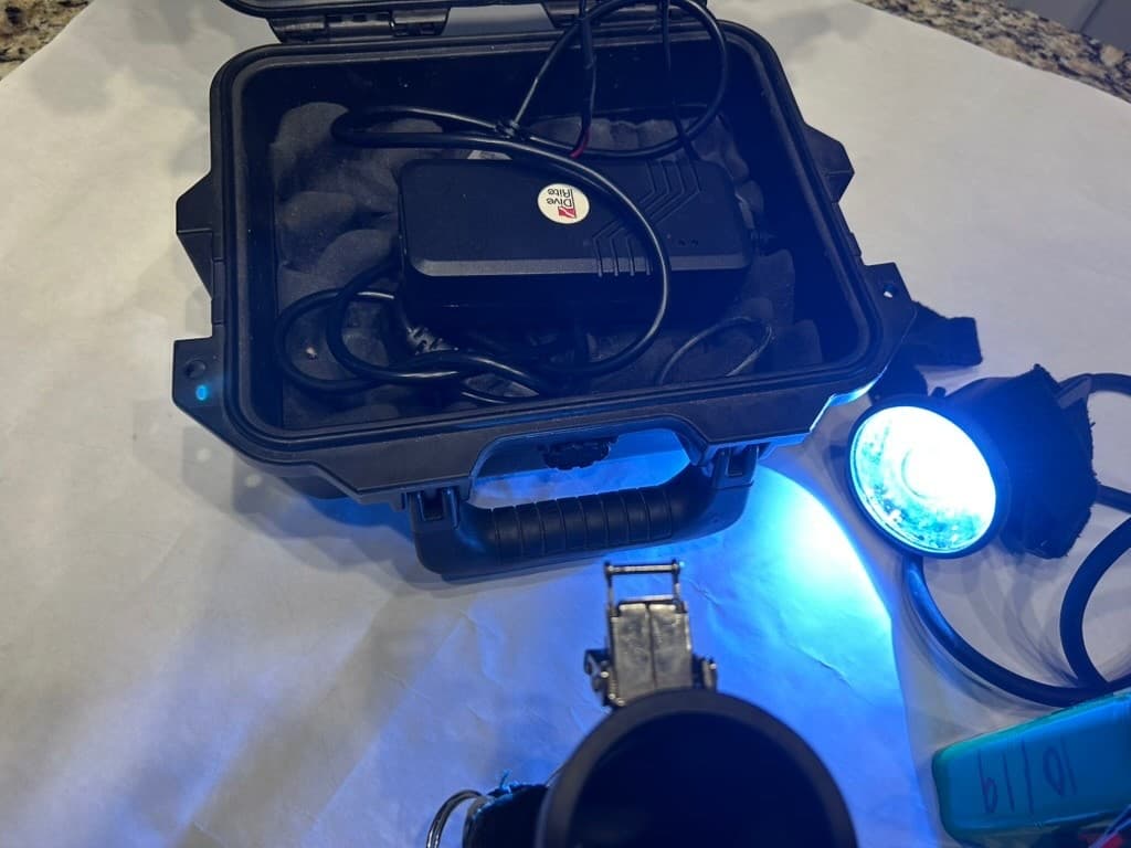 2 Dive Rite canister lights, 1 LX25 and 1 H-10, 3 batteries.   Used, selling as  6