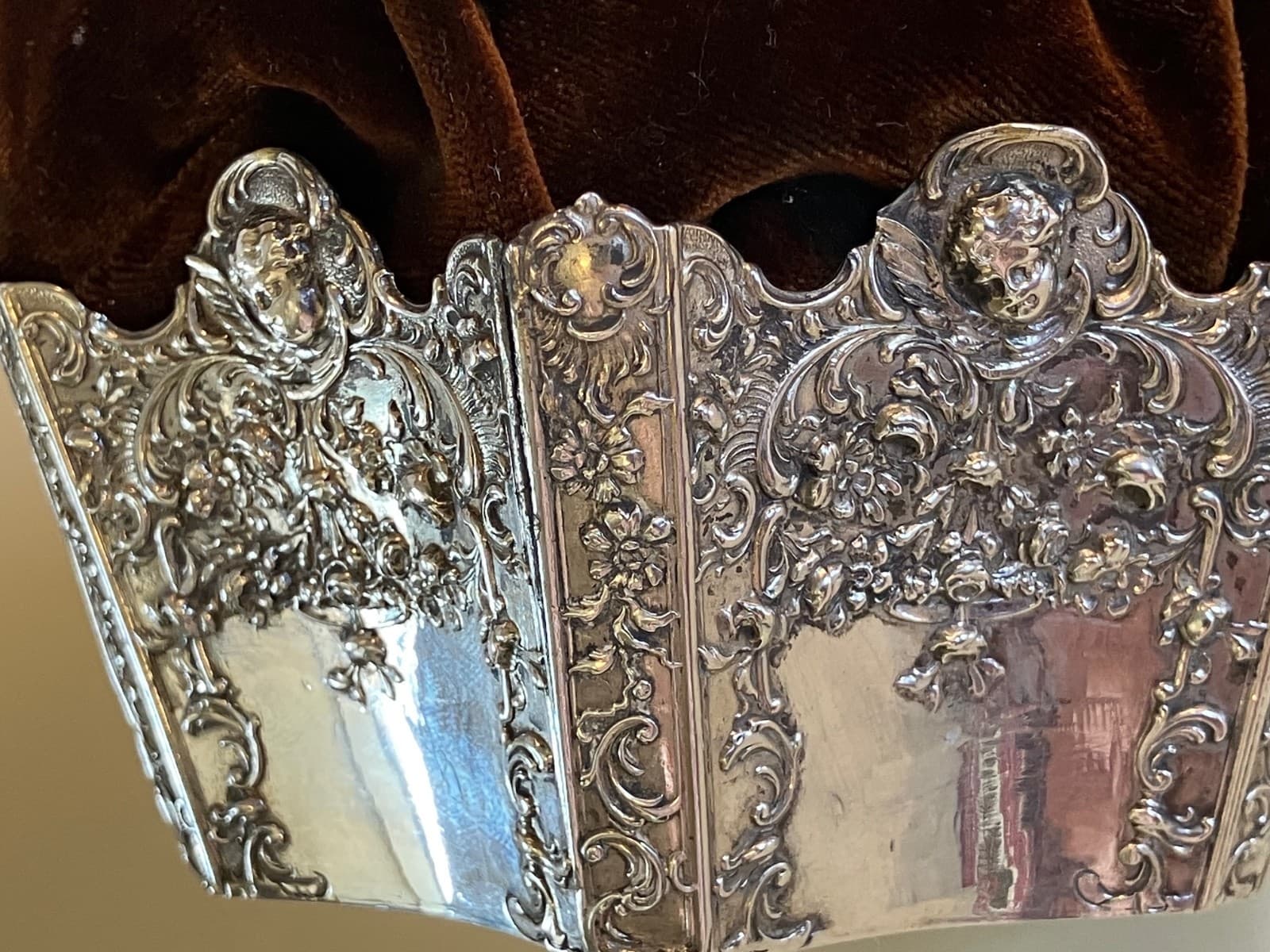 ANTIQUE 1897 LRG STERLING SILVER CHERUB REPOUSSE PIN CUSHION LONDON CROWN SHAPE 2