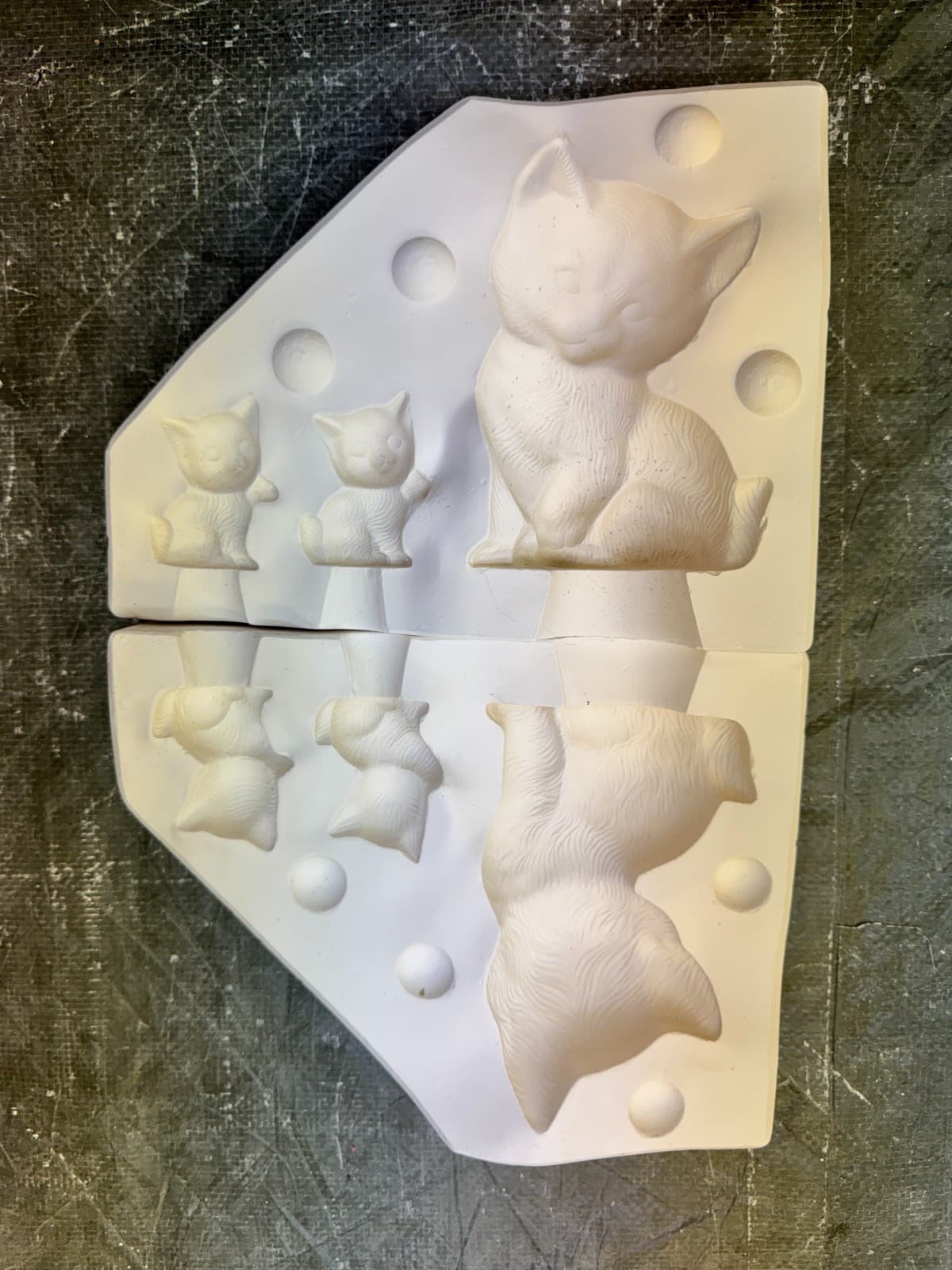 VINTAGE SUNRISE CERAMIC MOLD #SR-201 CAT FAMILY 3 IN MOLD 4