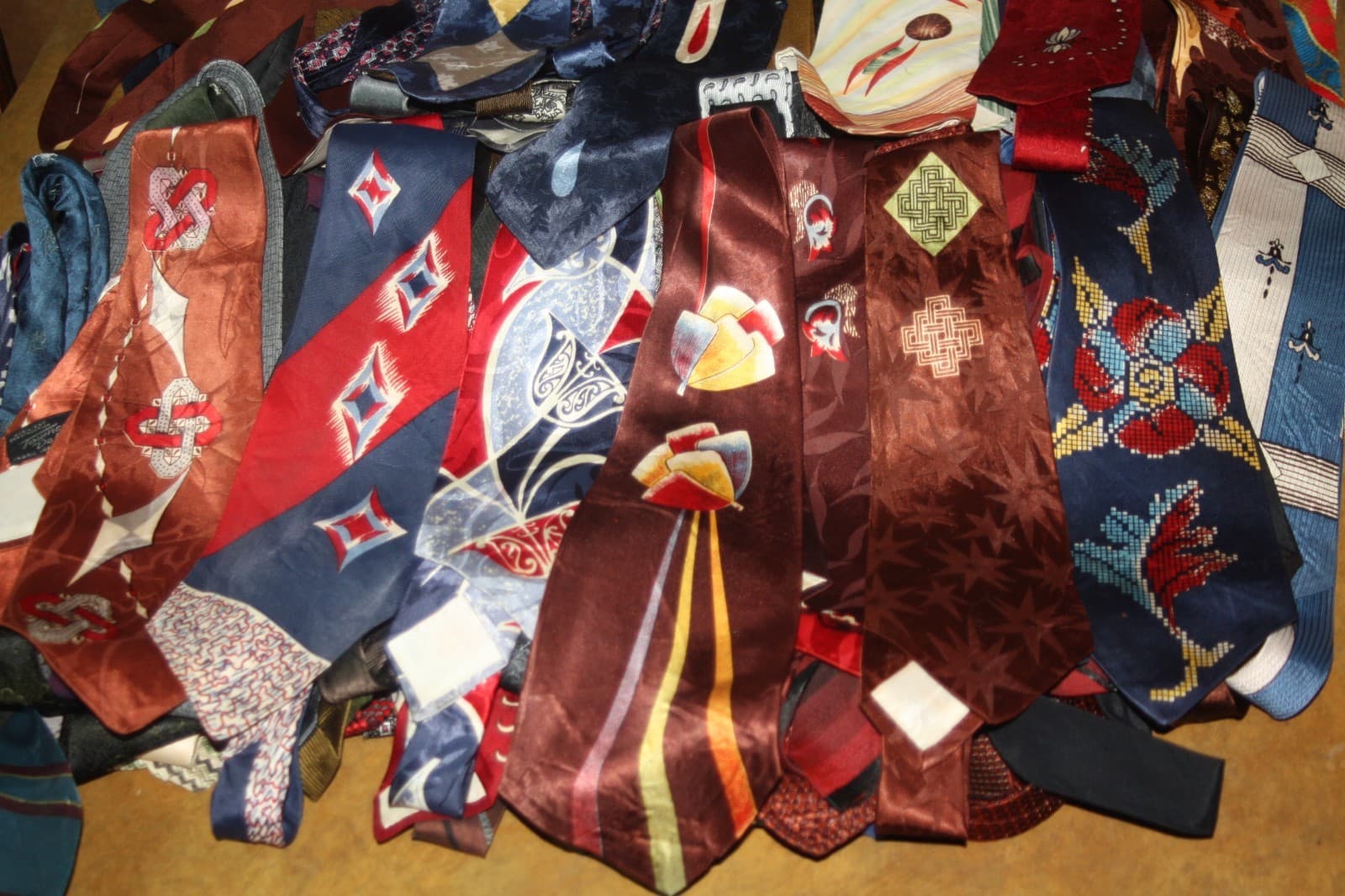 Big Lot of 114 Vintage 1940's -50's-60's Men’s Neck Ties- Silk - Acetate- Rayon 3