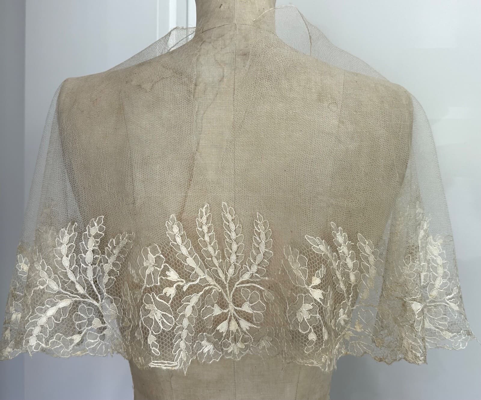 Antique Silk Blonde Lace Pelerine Handmade Bobbin Lace France 1800s 2