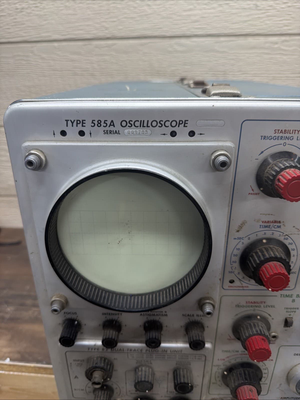 TEKTRONIX TYPE-585A OSCILLOSCOPE Works 2