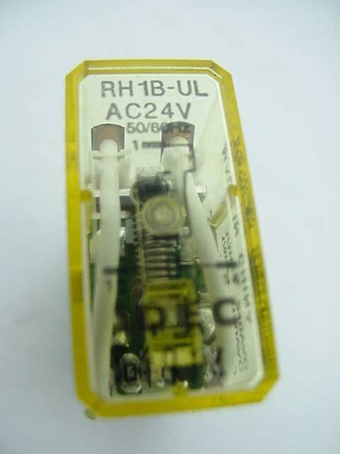 Idec RH1B-UL  AC24V  Relay NEW  Ships on Same Day 2